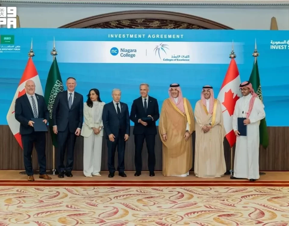 ممثلو كلية نياجارا وكليات التميّز خلال توقيع الاتفاقية أثناء الزيارة الرسمية لرئيس الوزراء الكندي إلى المملكة. (تصوير: واس)